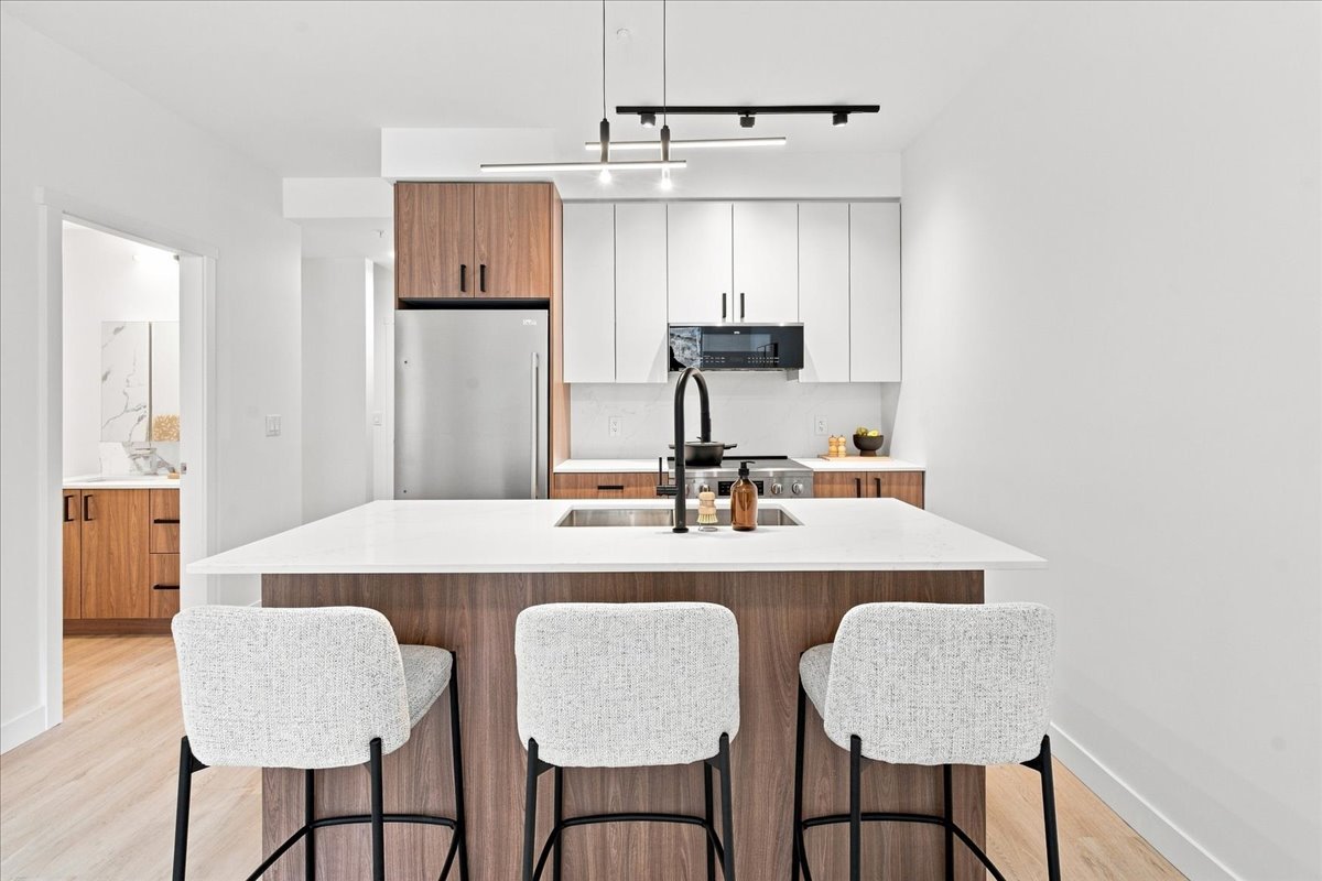 05-DSC_00013 Edgeview kitchen with quartz island and seating for three