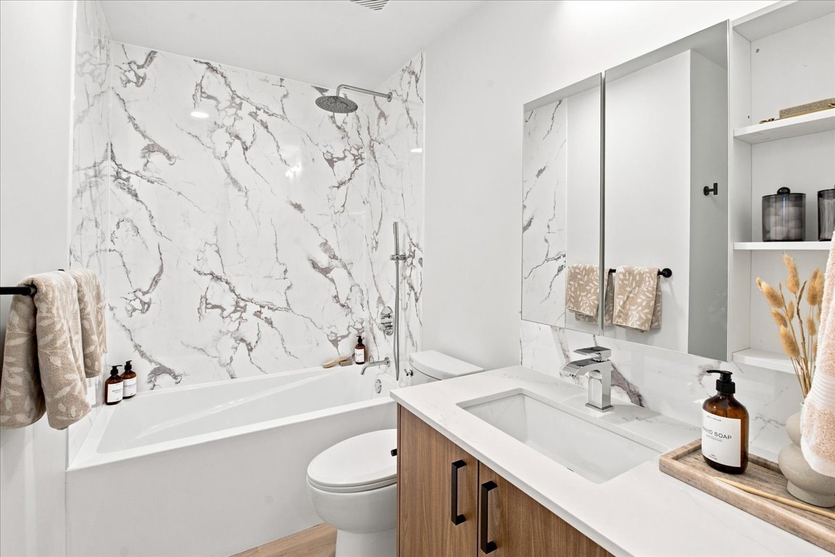 09-DSC_00025 Edgeview bathroom with marble-look tub surround and wood vanity